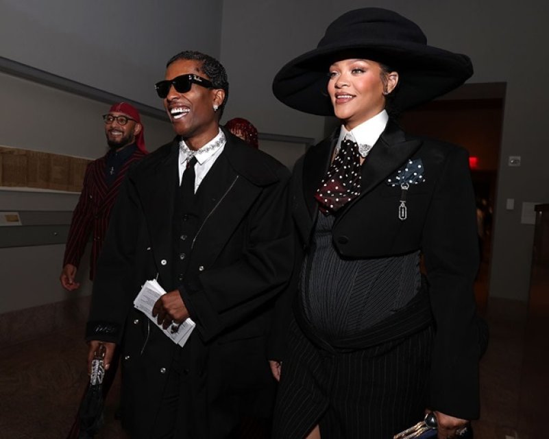 Rihanna este însărcinată pentru a treia oară. Și-a afișat burtica de gravidă pe covorul roșu de la Met Gala 2025. A ales deja un cadru atipic pentru a da vestea cea mare