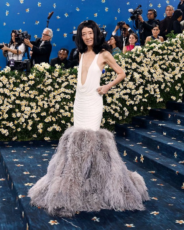 Apariția șocantă de la Met Gala 2025. Vera Wang a întors toate privirile pe covorul roșu, la 76 de ani. A urcat pe treptele Muzeului Metropolitan de Artă din New York cu un breton foarte scurt