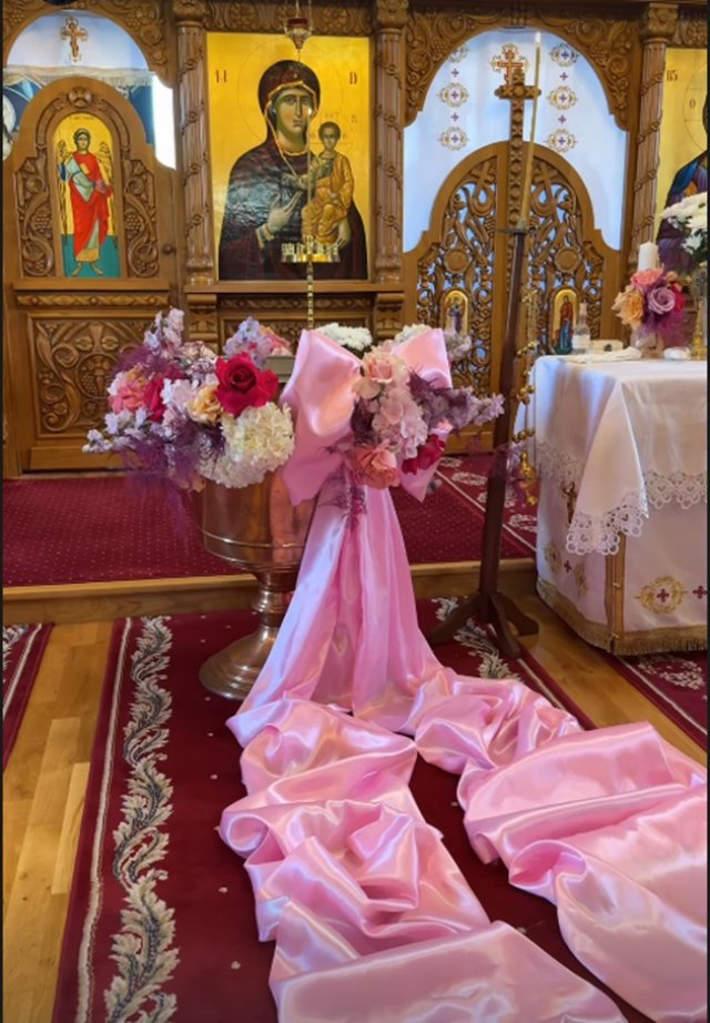 Botez de poveste pentru Miray! Daniela Iliescu și Culiță Sterp au organizat o petrecere atipică pentru fetița lor. Decorul a fost realizat în nuanțe de roz, mov și portocaliu