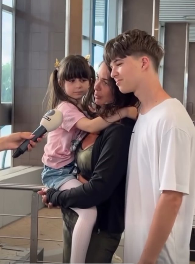 De ce nu au fost prezenți copiii lui Dinu Maxer la nuntă. A avut o petrecere de lux, cu peste 200 de invitați. Cei mici au așteptat-o pe mama lor la aeroport