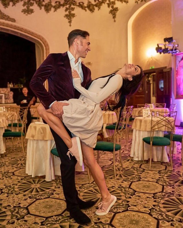 De ce nu au fost prezenți copiii lui Dinu Maxer la nuntă. A avut o petrecere de lux, cu peste 200 de invitați. Cântărețul și-a găsit liniștea în brațele actualei partenere