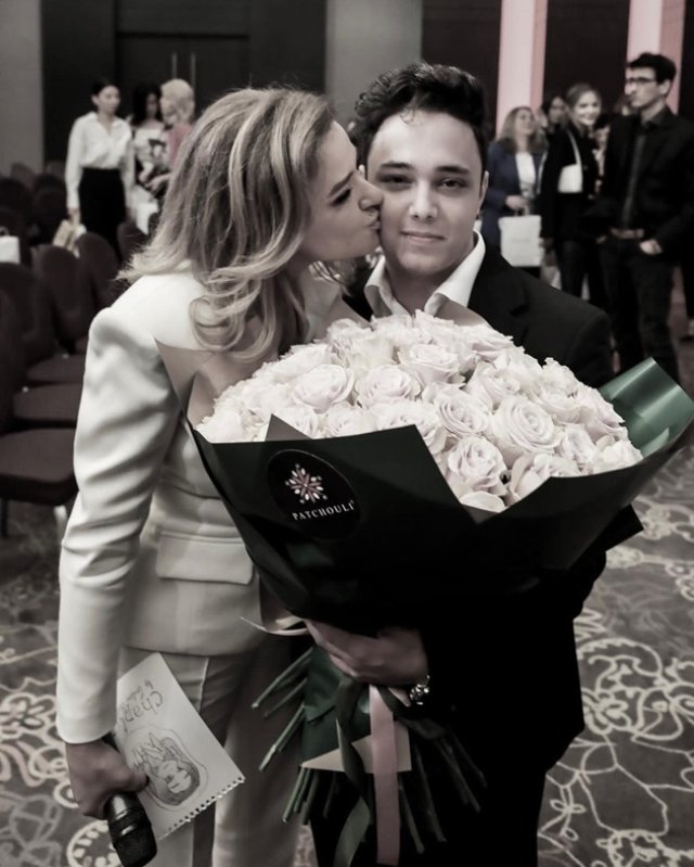 Fiul Cristinei Bâtlan este complet independent financiar la 21 de ani. Moștenește un întreg imperiu creat de mama lui, dar și-a pus bazele propriei afaceri. Nu a dorit să se ocupe de afacerea cu pantofi