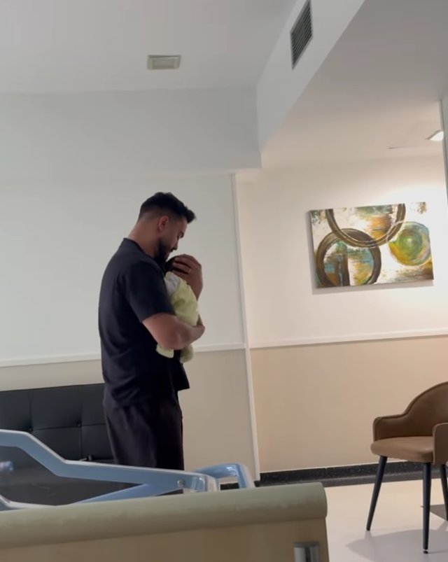Primele imagini cu băiețelul lui Jador. A fost copleșit de emoție când l-a ținut în brațe pentru prima oară