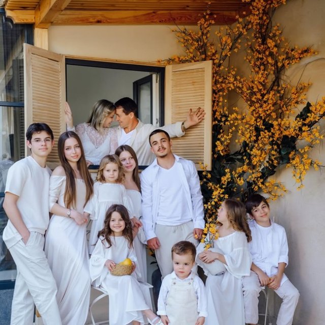 Familia Cârnaț se mărește! Cei doi soți așteaptă al zecelea copil, la 20 de ani de la căsătorie
