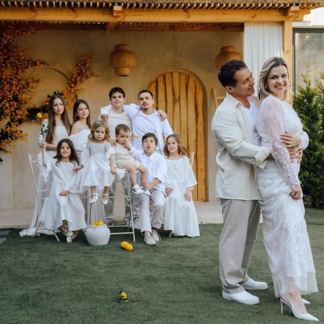 Familia Cârnaț se mărește! Cei doi soți așteaptă al zecelea copil. I-au anunțat pe ceilalți copii într-un mod emoționant
