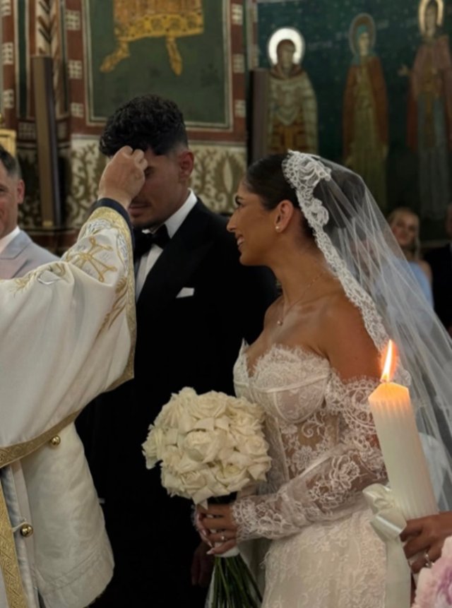 Imagini de colecție de la cea mai așteptată nuntă din fotbalul românesc. Florinel Coman și Ioana Timofeciuc, petrecere de milioane și la propriu, și la figurat. Slujba a fost oficiată de ÎPS Teodosie