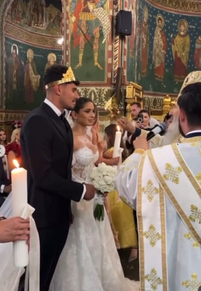 Imagini de colecție de la cea mai așteptată nuntă din fotbalul românesc. Florinel Coman și Ioana Timofeciuc, petrecere de milioane și la propriu, și la figurat. Mirele a optat pentru un costum negru, clasic