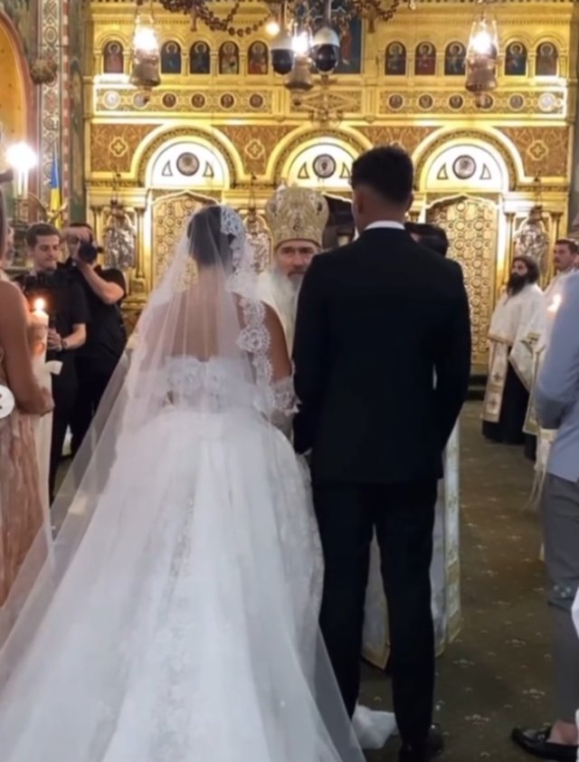 Imagini de colecție de la cea mai așteptată nuntă din fotbalul românesc. Florinel Coman și Ioana Timofeciuc, petrecere de milioane și la propriu, și la figurat. Slujba a avut loc la Catedrala Sfinții Petru și Pavel
