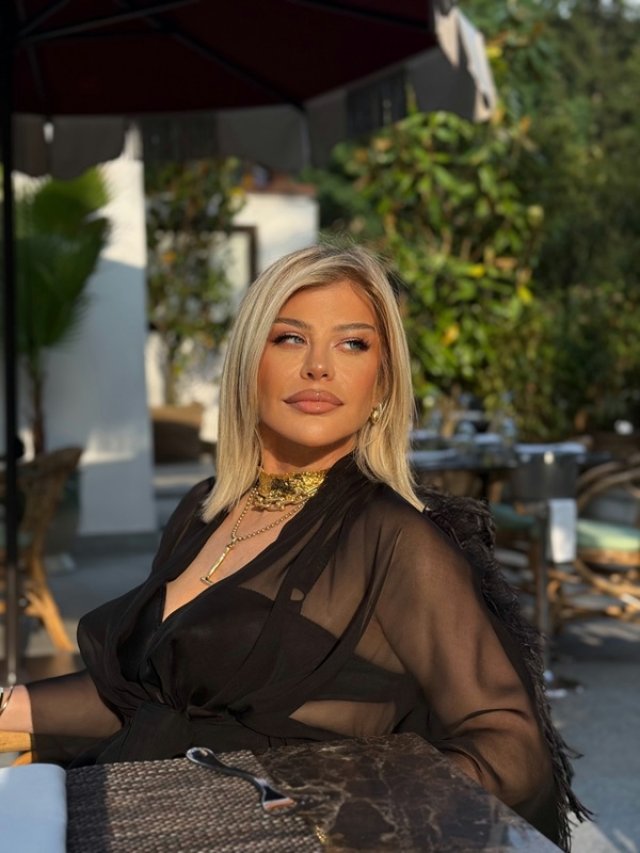 Loredana, mai provocatoare ca oricând la 55 de ani. Petrecerea de pomină a avut loc într-un restaurant din capitală