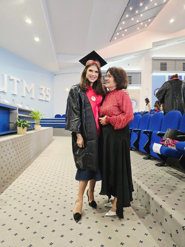 Monica Bîrlădeanu a absolvit facultatea la 46 de ani. A fost din nou studentă, la 23 de ani de la prima diplomă primită. Mama i-a fost alături în ziua absolvirii
