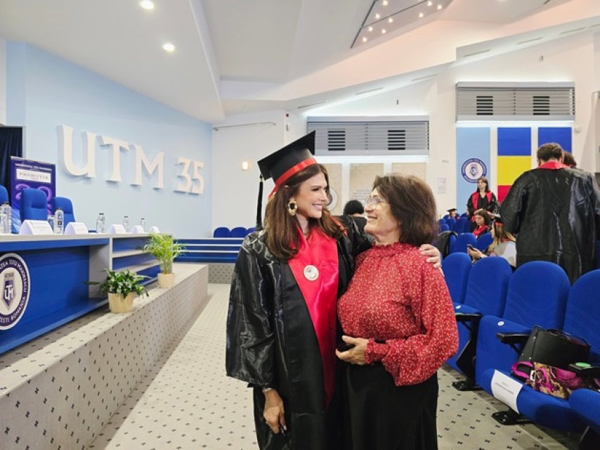Monica Bîrlădeanu a absolvit facultatea la 46 de ani. A fost din nou studentă, la 23 de ani de la prima diplomă primită. Mama ei a însoțit-o cu mândrie la importantul eveniment