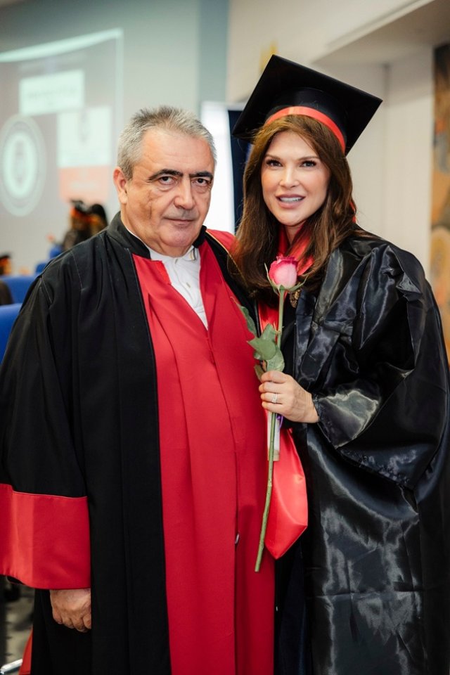 Monica Bîrlădeanu a absolvit facultatea la 46 de ani. A fost din nou studentă, la 23 de ani de la prima diplomă primită. Le-a arătat fanilor câțiva dintre profesorii pe care i-a avut