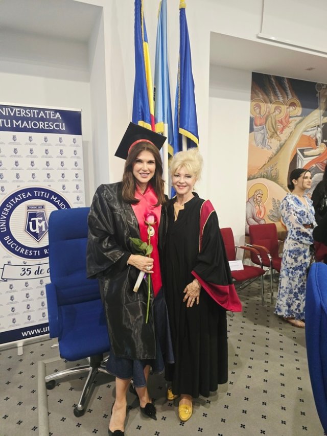 Monica Bîrlădeanu a absolvit facultatea la 46 de ani. A fost din nou studentă, la 23 de ani de la prima diplomă primită. Și-a prezentat cu mândrie profesorii pe internet