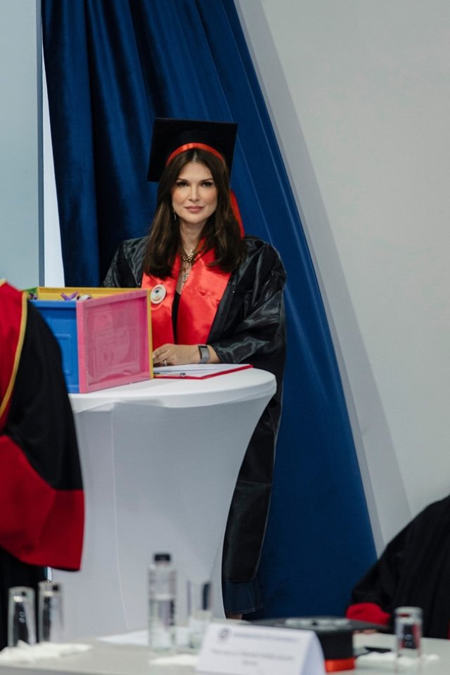 Monica Bîrlădeanu a absolvit facultatea la 46 de ani. A fost din nou studentă, la 23 de ani de la prima diplomă primită. A îmbrăcat roba la aproape 50 de ani