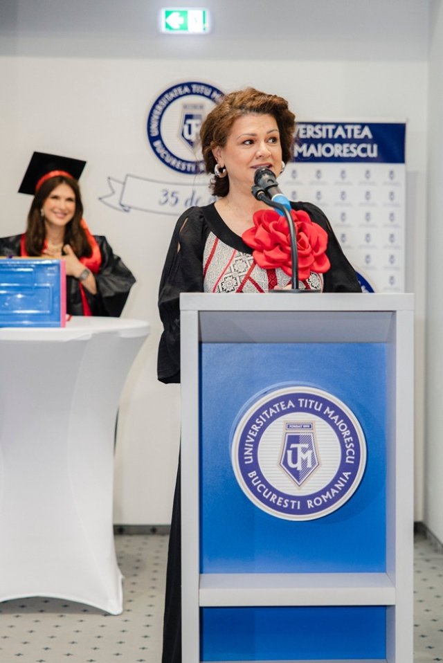 Monica Bîrlădeanu a absolvit facultatea la 46 de ani. A fost din nou studentă, la 23 de ani de la prima diplomă primită. Maria Buză a fost alături de ea