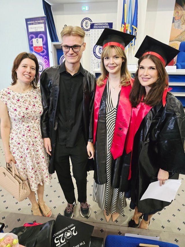 Monica Bîrlădeanu a absolvit facultatea la 46 de ani. A fost din nou studentă, la 23 de ani de la prima diplomă primită. Le-a arătat urmăritorilor din online imagini cu o parte dintre colegii săi