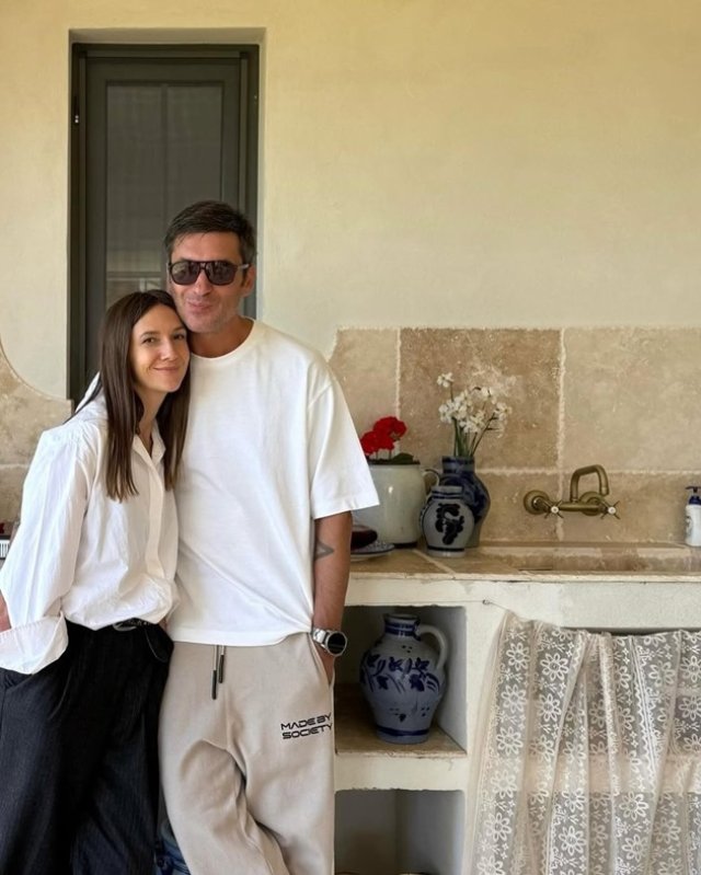 Adela Popescu și Radu Vâlcan au adus Toscana la Șușani. Cum arată casa lor de vacanță de la țară. Cei doi soți vor să-și crească copiii în armonie cu natura