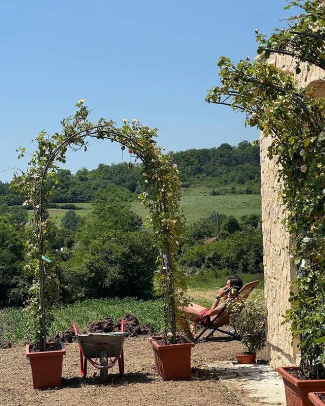 Adela Popescu și Radu Vâlcan au adus Toscana la Șușani. Cum arată casa lor de vacanță de la țară. Actrița vrea ca băieții ei să aibă amintiri autentice de la sat
