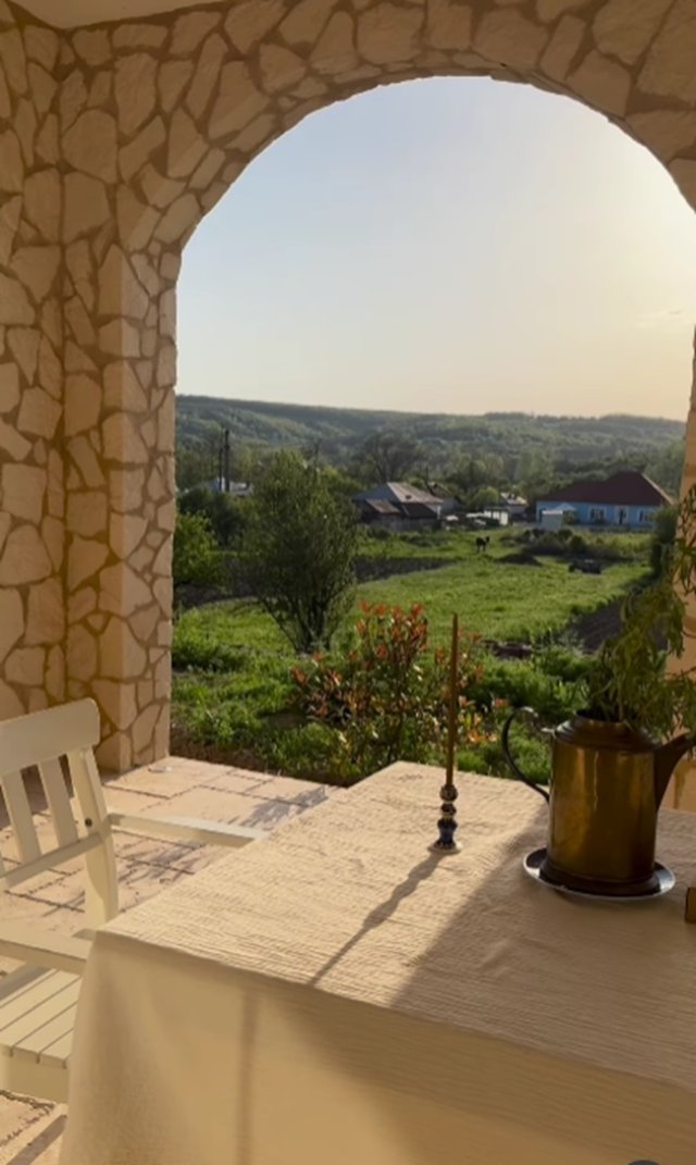 Adela Popescu și Radu Vâlcan au adus Toscana la Șușani. Cum arată casa lor de vacanță de la țară, unde locuiesc părinții actriței