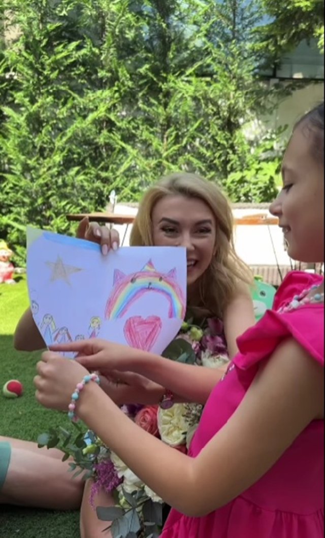 Andreea Bălan a împlinit 41 de ani! Fetele i-au făcut felicitări frumoase