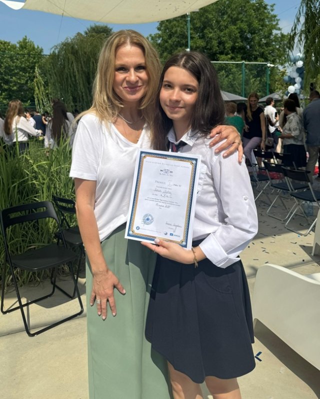 Emoții uriașe pentru Mihai Morar. Roua a terminat grădinița și gemenele au încheiat clasa a X-a cu media 10. Mama lor a fost alături de ele în ziua absolvirii