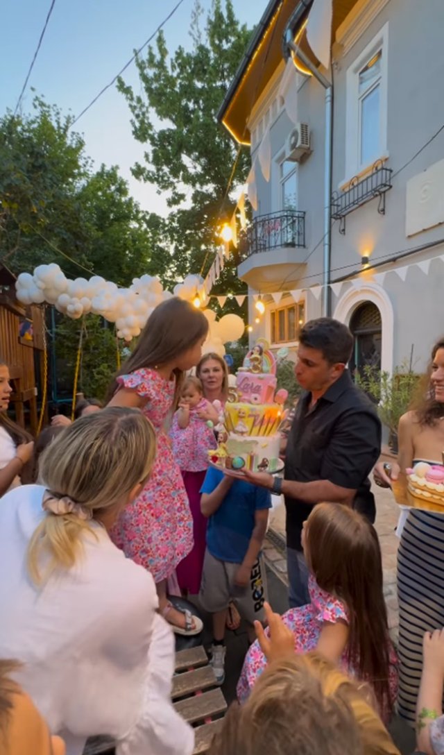 Laura Cosoi și-a aniversat fetițele într-un cadru de poveste. Rita, Vera, Lara și Aida sunt născute vara și părinții le serbează împreună. Rita a împlinit 7 ani
