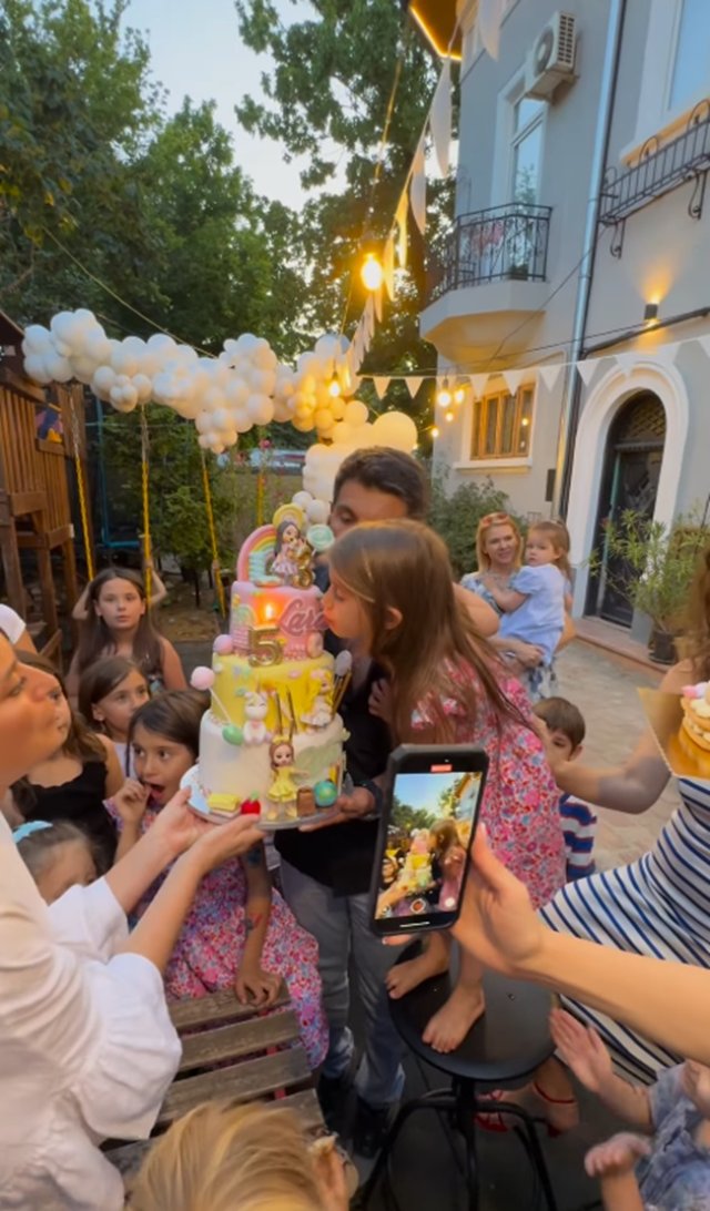 Laura Cosoi și-a aniversat fetițele într-un cadru de poveste. Rita, Vera, Lara și Aida sunt născute vara și părinții le serbează împreună. Vera a împlinit 5 ani
