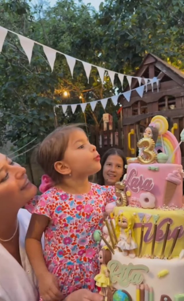 Laura Cosoi și-a aniversat fetițele într-un cadru de poveste. Rita, Vera, Lara și Aida sunt născute vara și părinții le serbează împreună. Lara a împlinit 3 ani