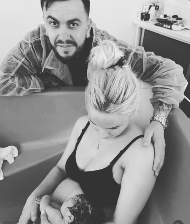Elly și Cristian de la „Mireasă pentru fiul meu” au devenit părinți pentru a doua oară. Fosta concurentă a reality show-ului matrimonial a născut în apă, la trei ani de la momentul în care a adus pe lume primul copil