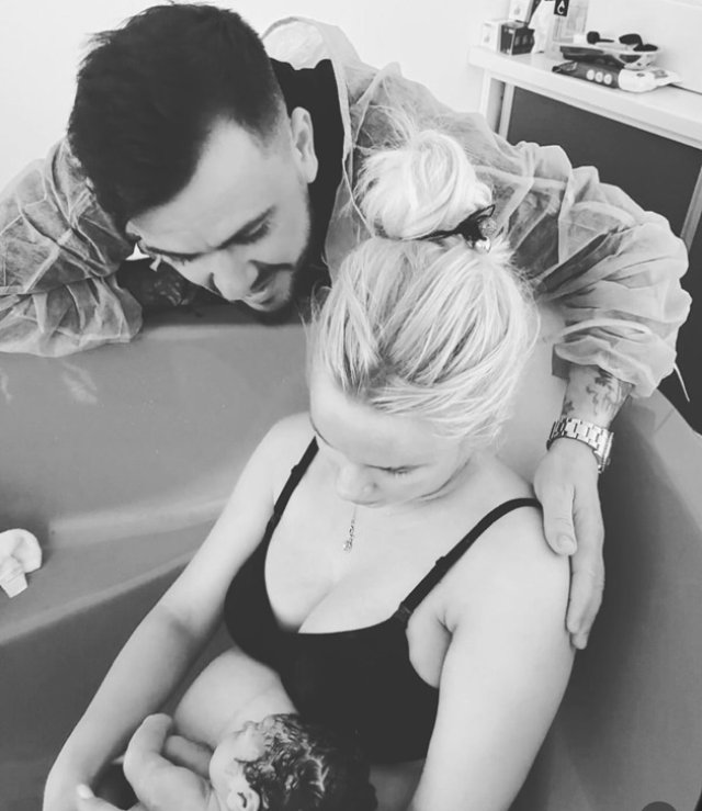 Elly și Cristian de la „Mireasă pentru fiul meu” au devenit părinți pentru a doua oară. Fosta concurentă a reality show-ului matrimonial a născut în apă. Cuplul are două fiice