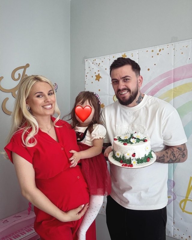 Elly și Cristian de la „Mireasă pentru fiul meu” au devenit părinți pentru a doua oară. Fosta concurentă a reality show-ului matrimonial a născut în apă. Au împărtășit bucuria cu fanii lor