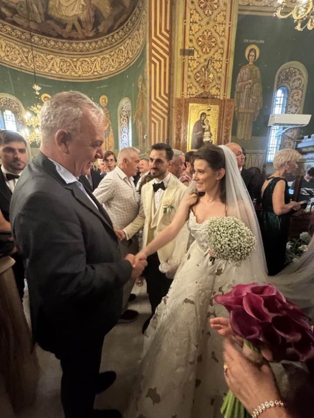 Cea mai așteptată nuntă a anului: Kira Hagi și iubitul Thomas și-au unit destinele, au respectat tradițiile grecești și au spart farfurii