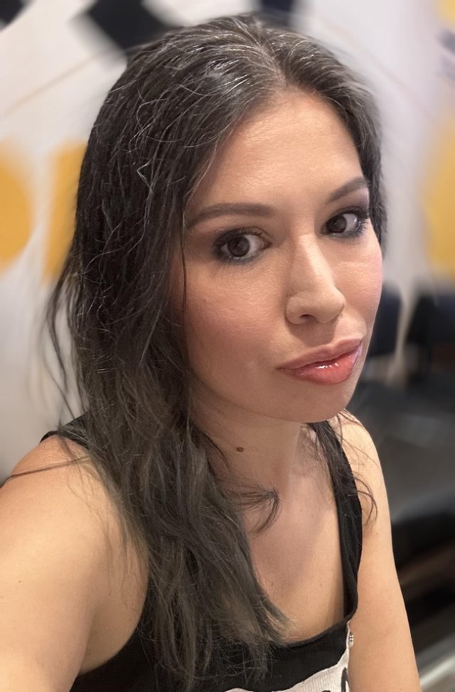 Cristina Bălan, pusă la zid după ce a decis să nu-și mai vopsească firele albe. "Părul grizonant nu e un păr neîngrijit. Și femeia cu păr albit nu e șleampătă". Este mamă a trei copii