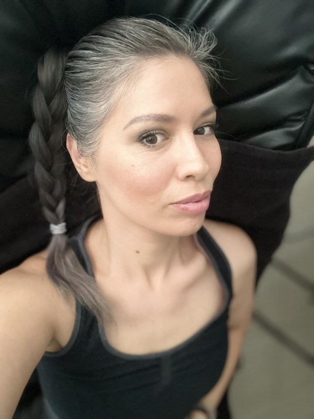 Cristina Bălan, pusă la zid după ce a decis să nu-și mai vopsească firele albe. "Părul grizonant nu e un păr neîngrijit. Și femeia cu păr albit nu e șleampătă". Nu se teme să se afișeze nemachiată pe rețelele sociale