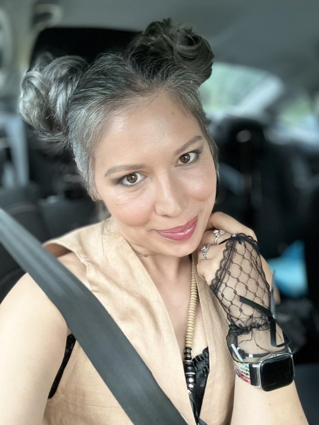 Cristina Bălan, pusă la zid după ce a decis să nu-și mai vopsească firele albe. "Părul grizonant nu e un păr neîngrijit. Și femeia cu păr albit nu e șleampătă". Este mândră de felul în care arată