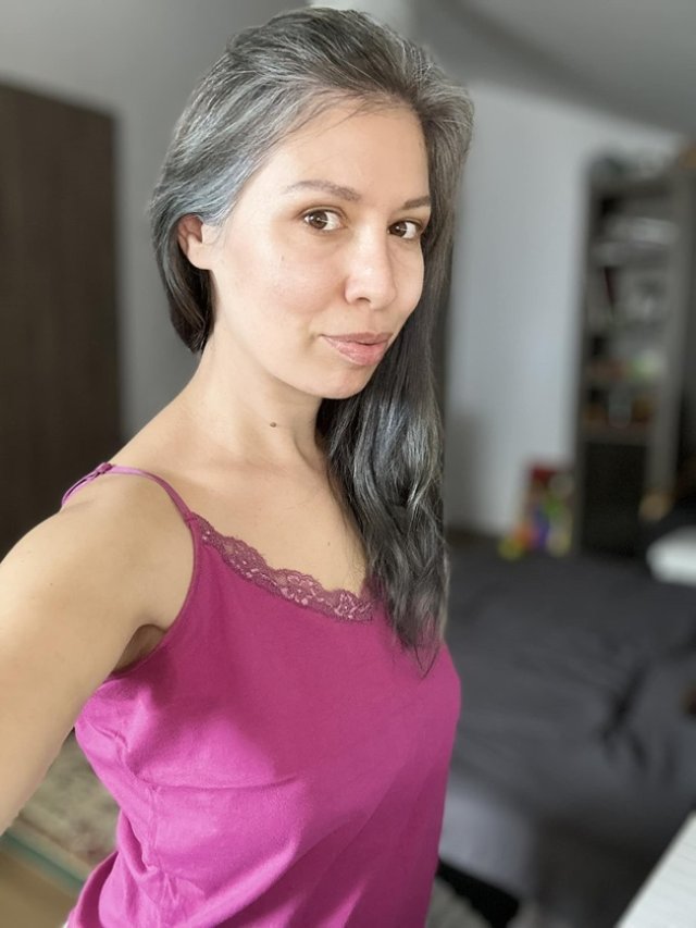 Cristina Bălan, pusă la zid după ce a decis să nu-și mai vopsească firele albe. "Părul grizonant nu e un păr neîngrijit. Și femeia cu păr albit nu e șleampătă". Se iubește așa cum este