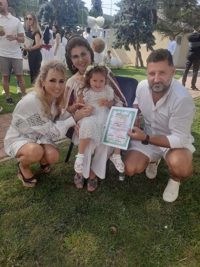 Emoții uriașe pentru Irina Loghin. A participat la prima serbare a Anei, nepoțica pe care i-a dăruit-o fiica ei. Este o bunică mândră