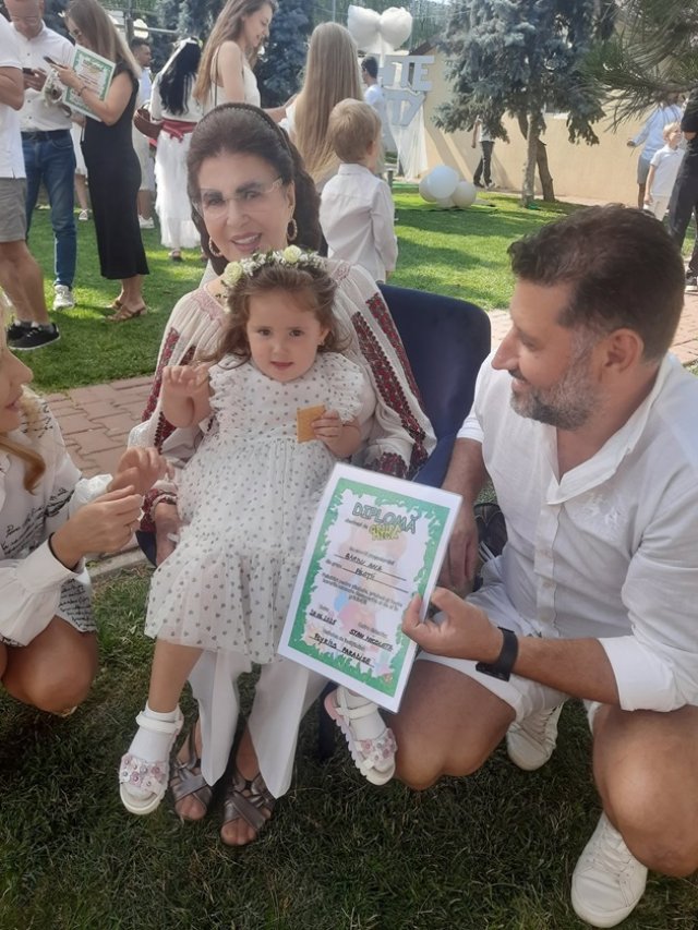 Emoții uriașe pentru Irina Loghin. A participat la prima serbare a Anei, nepoțica pe care i-a dăruit-o fiica ei. A avut ocazia să o vadă ținând în mâini prima ei diplomă