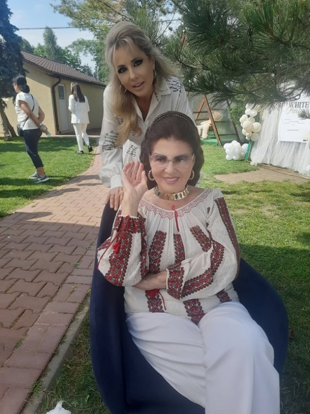 Emoții uriașe pentru Irina Loghin. A participat la prima serbare a Anei, nepoțica pe care i-a dăruit-o fiica ei. Artista are doi copii, iar fata ei a făcut-o bunică