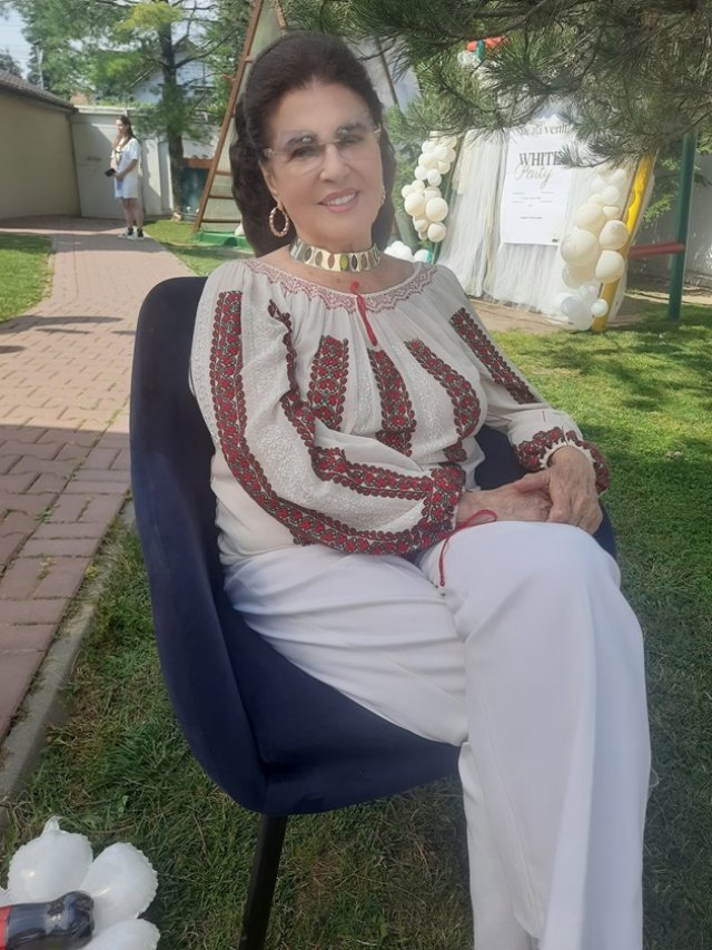 Emoții uriașe pentru Irina Loghin. A participat la prima serbare a Anei, nepoțica pe care i-a dăruit-o fiica ei. Are 86 de ani, dar încă urcă pe scenă