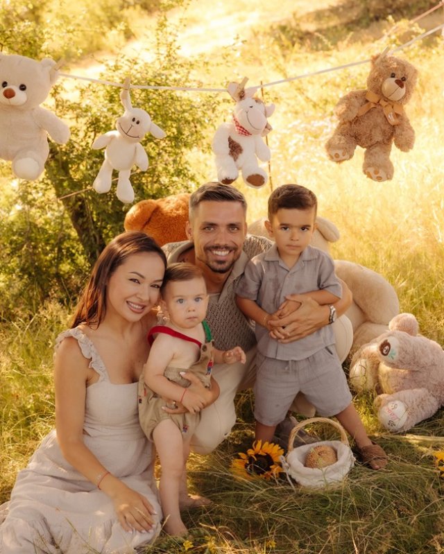 Mezinul Vlăduței Lupău a împlinit un an. Imagini de colecție de la petrecerea desprinsă din povești. Cântăreața, soțul și copiii au fost protagoniștii unei ședințe foto de colecție