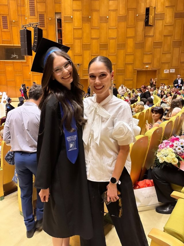 Irina Fodor, cea mai mândră soră! Teodora, sora ei mai mică, a absolvit facultatea șefă de promoție. Este mereu alături de ea în momentele importante