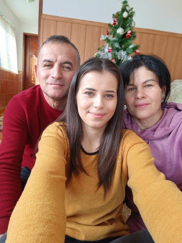 Andreea, studenta la medicină ucisă brutal de iubitul gelos, ar fi împlinit 23 de ani. Familia este încă distrusă de durere. Era studentă la medicină în Timișoara, iar criminalul îi era coleg de facultate