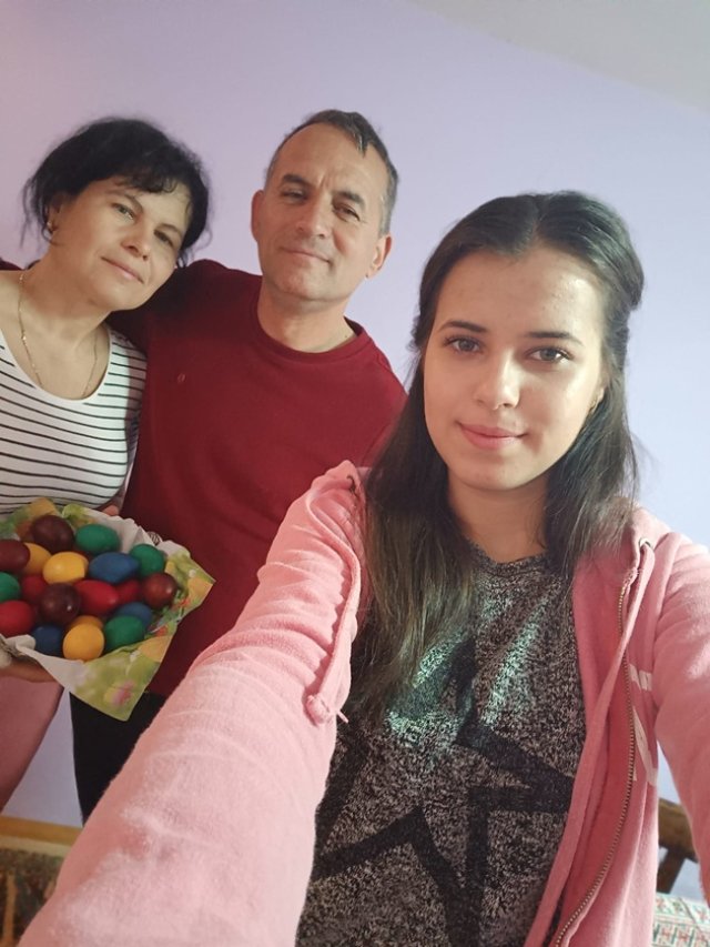 Andreea, studenta la medicină ucisă brutal de iubitul gelos, ar fi împlinit 23 de ani. Familia este încă distrusă de durere. Părinții și apropiații au fost la cimitir de ziua ei