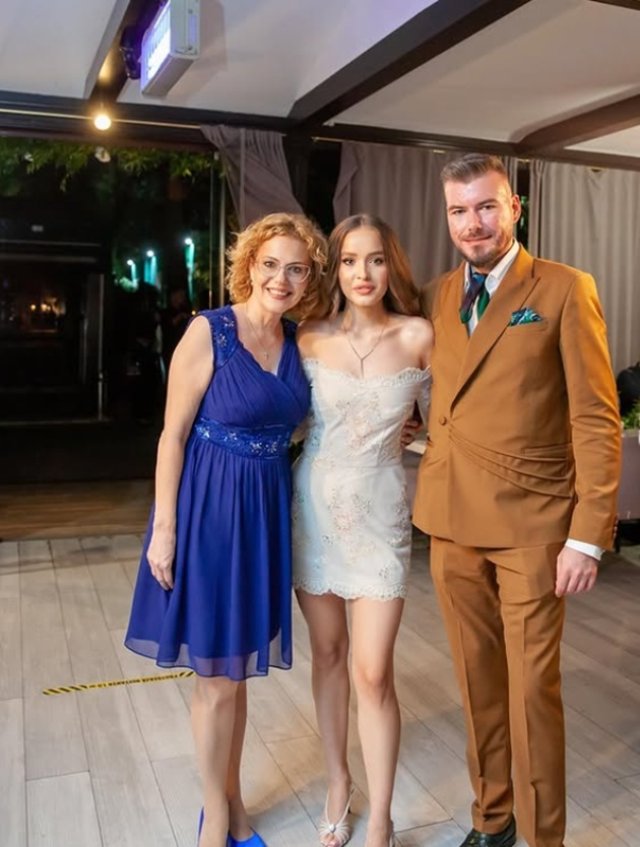 Mara, fiica Ralucăi Moianu s-a căsătorit religios la doar câteva luni de când a devenit mamă pentru prima dată. La cununia civilă era însărcinată
