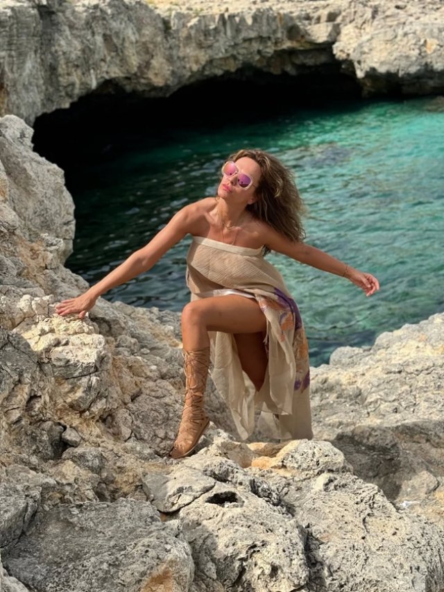 Trup de zeiță la aproape 50 de ani! Cum arată Anna Lesko în costum de baie. Are un fiu pe care îl crește singură
