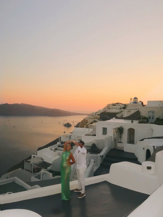 Larisa Udilă este însărcinată: „Minunile nu vin când le cerem, ci când suntem pregătiți pentru ele”. S-a fotografiat în Santorini cu ecografia în mâini
