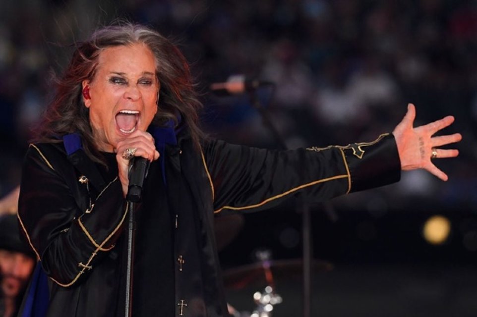 A murit Ozzy Osbourne. Artistul avea 76 de ani și a urcat ultima dată pe scenă cu doar două săptămâni înainte să se stingă. Încă din tinerețe era cunoscut pentru atitudinea controversată