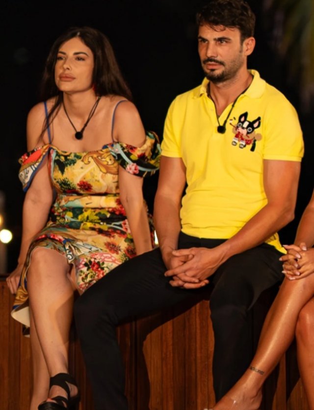 Claudiu de la Insula iubirii a cerut-o în căsătorie pe Isabel și au plecat din emisiune. Cei doi sunt împreună de 19 ani și au o fiică împreună. S-au înscris la emisiune pentru a se convinge că au fost făcuți unul pentru altul