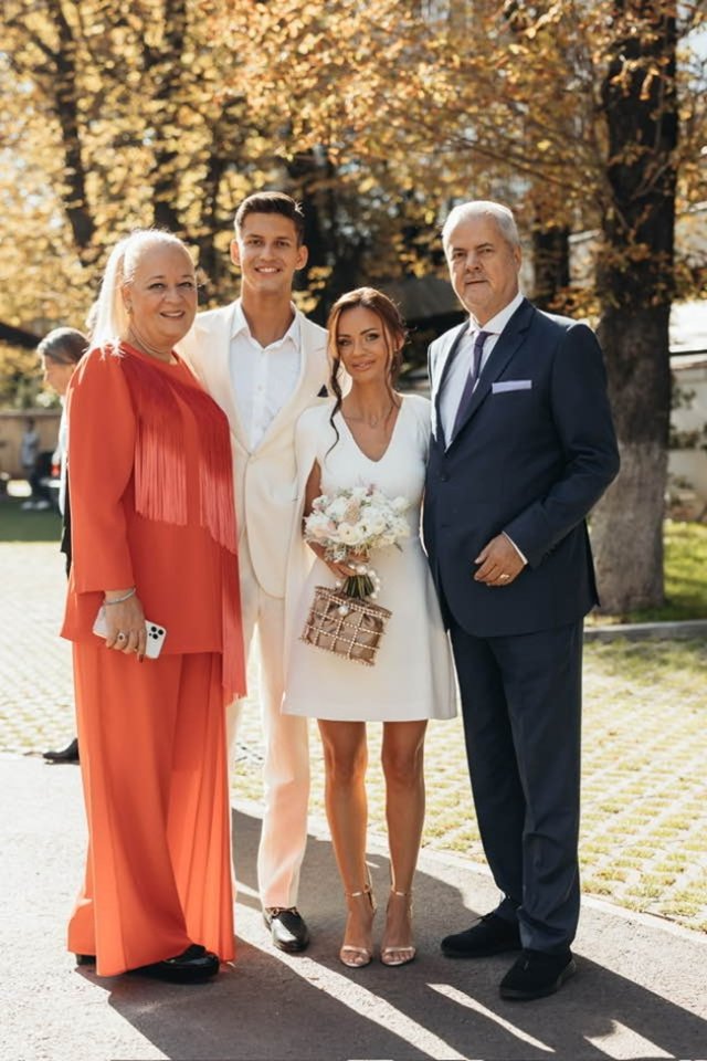 Corina, nora lui Adrian Năstase, este însărcinată. Vestea a venit chiar în ziua în care fostul prim-ministru și soția au împlinit 40 de ani de căsnicie. Vor mai avea un nepot